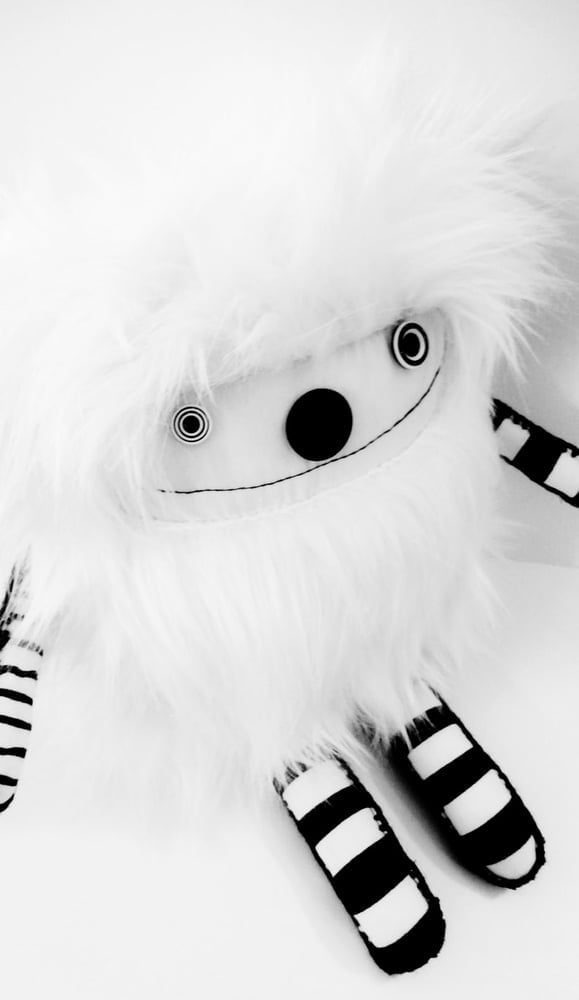 Image of pOLkadOttydOLL - PLUSh ARt dOLL - WHitE .