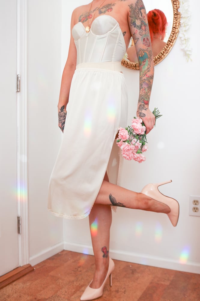 Image of Vintage 1970s Vanity Fair Ivory High Slit Half Slip (Medium)
