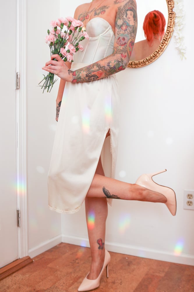 Image of Vintage 1970s Vanity Fair Ivory High Slit Half Slip (Medium)