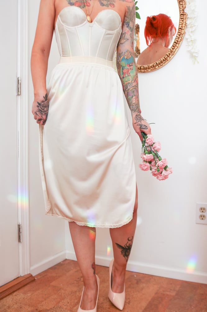 Image of Vintage 1970s Vanity Fair Ivory High Slit Half Slip (Medium)