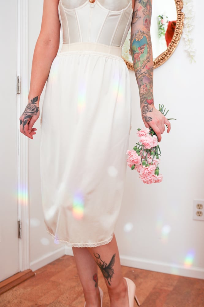 Image of Vintage 1970s Vanity Fair Ivory High Slit Half Slip (Medium)