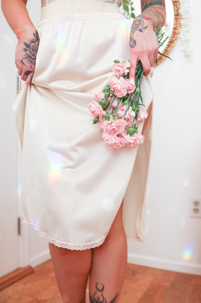 Image of Vintage 1970s Vanity Fair Ivory High Slit Half Slip (Medium)