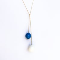 Image 2 of TAC TAC NECKLACE_BLANC ET AZUR