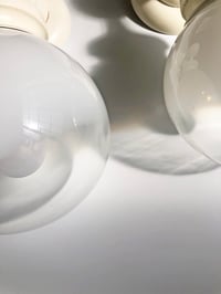 Image 6 of APLIQUE DE MADERA COLOR BEIS CON GLOBO SEMITRANSPARENTE, AÑOS 60