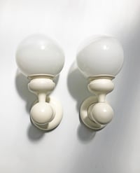 Image 4 of APLIQUE DE MADERA COLOR BEIS CON GLOBO SEMITRANSPARENTE, AÑOS 60