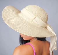WHITE TIE DOWN HAT 