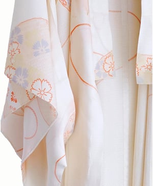 Image of Florlet silke kimono - cremefarvet med orange blomster og bolde