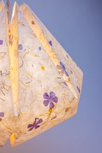 Image 5 of Stínidlo z lučního kvítí – závěsná lampa 