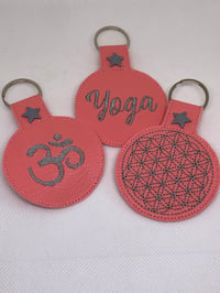 Image 2 of Porte clés yoga 9