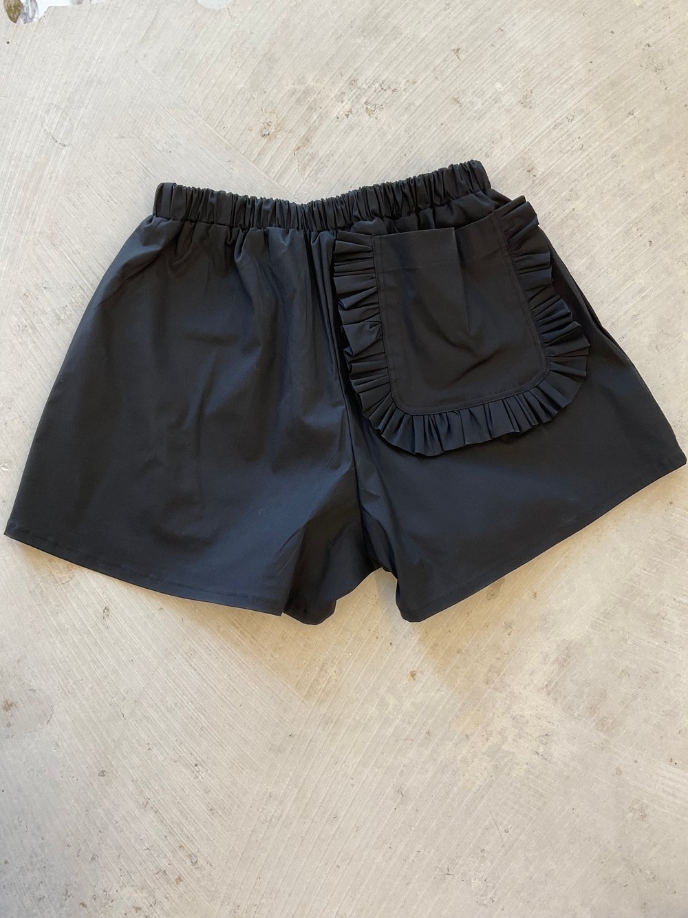 Black cotton shorts with ruffles pocket 