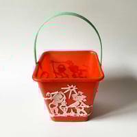 Image 1 of Seau de plage carré avec décor années 60 stock neuf