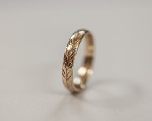 Image of 9ct gold 4mm ‘Olive leaf’ engraved ring