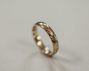 Image of 9ct gold 4mm ‘Olive leaf’ engraved ring