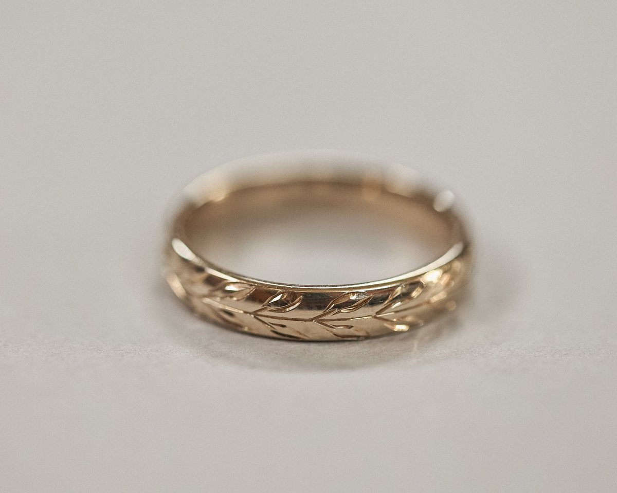 Image of 9ct gold 4mm ‘Olive leaf’ engraved ring