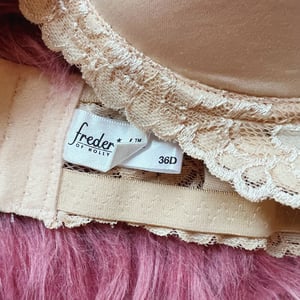 Image of Size 36D/34DD - Frederick's of Hollywood Vintage Beige Lace Bra 