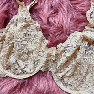 Image of Size 34F/32G - Vintage Beige Lace Bra 