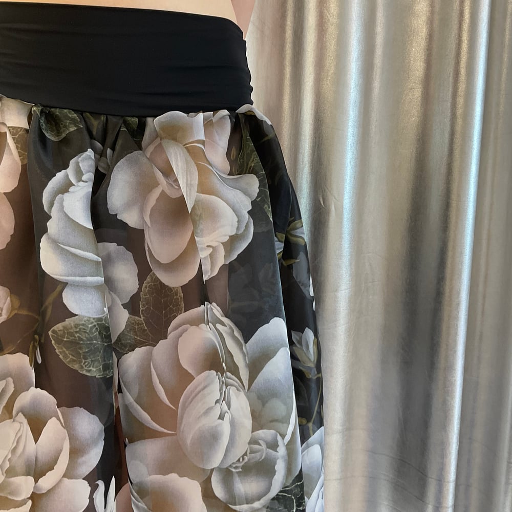 Bella organza skirt with flowers print 