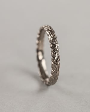 Image of 18ct White Gold 3mm laurel leaf carved ring