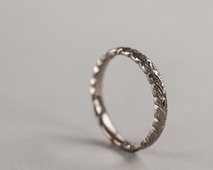 Image of 18ct White Gold 3mm laurel leaf carved ring