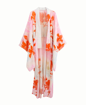 Image of Blomstret silke kimono dame med liljer / 'Too Fairy to'..