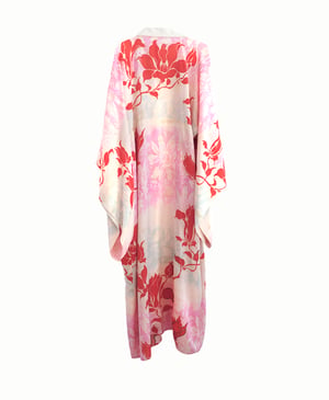 Image of Blomstret silke kimono dame med liljer / 'Too Fairy to'..