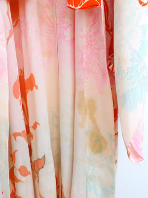 Image of Blomstret silke kimono dame med liljer / 'Too Fairy to'..