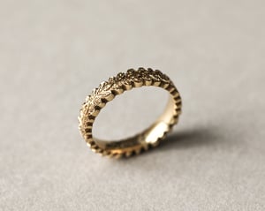 Image of  18ct gold 4mm oak leaf carved ring
