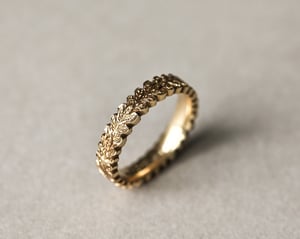 Image of  18ct gold 4mm oak leaf carved ring