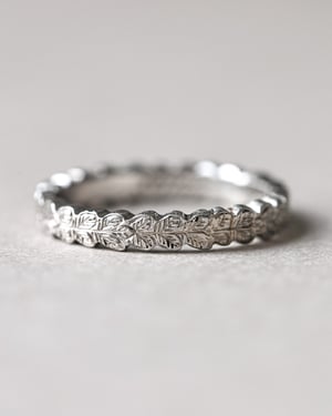 Image of Platinum 3mm oak leaf carved ring - Women's size