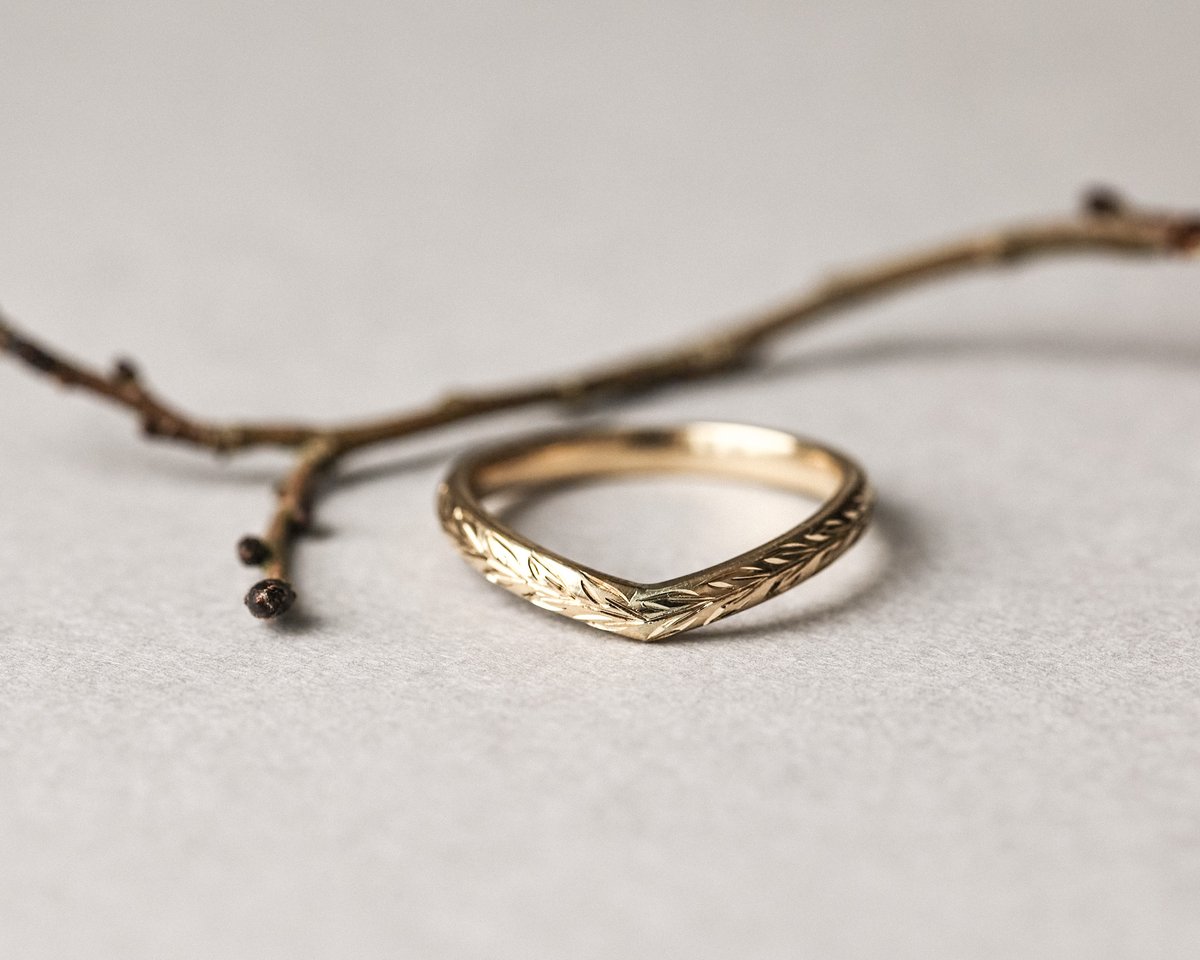 Image of 18ct Yellow gold 2.5mm ‘Olive leaf’ engraved Wishbone ring