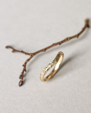 Image of 18ct Yellow gold 2mm ‘Olive leaf’ engraved Wishbone ring