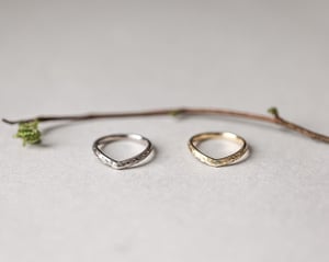 Image of 18ct Yellow gold 2mm ‘Olive leaf’ engraved Wishbone ring