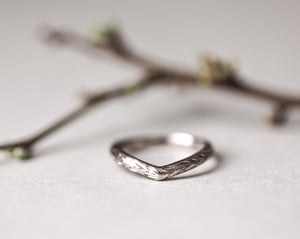 Image of 18ct White gold 2.5mm ‘Olive leaf’ engraved Wishbone ring