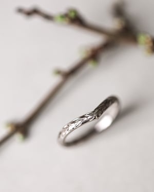 Image of 18ct White gold 2.5mm ‘Olive leaf’ engraved Wishbone ring