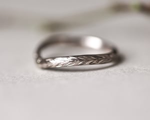 Image of 18ct White gold 2.5mm ‘Olive leaf’ engraved Wishbone ring