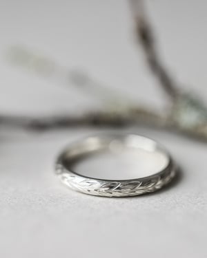 Image of 9ct White gold 3mm ‘Olive leaf’ engraved ring