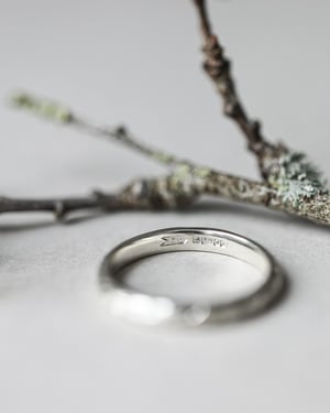 Image of 9ct White gold 3mm ‘Olive leaf’ engraved ring