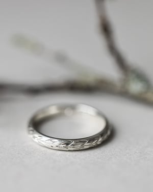 Image of 9ct White gold 3mm ‘Olive leaf’ engraved ring