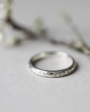 Image of 9ct White gold 3mm ‘Olive leaf’ engraved ring