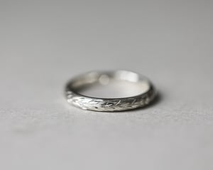 Image of 9ct White gold 3mm ‘Olive leaf’ engraved ring