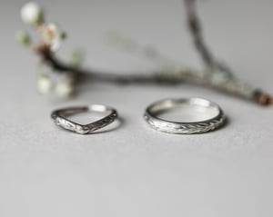 Image of 9ct White gold 3mm ‘Olive leaf’ engraved ring