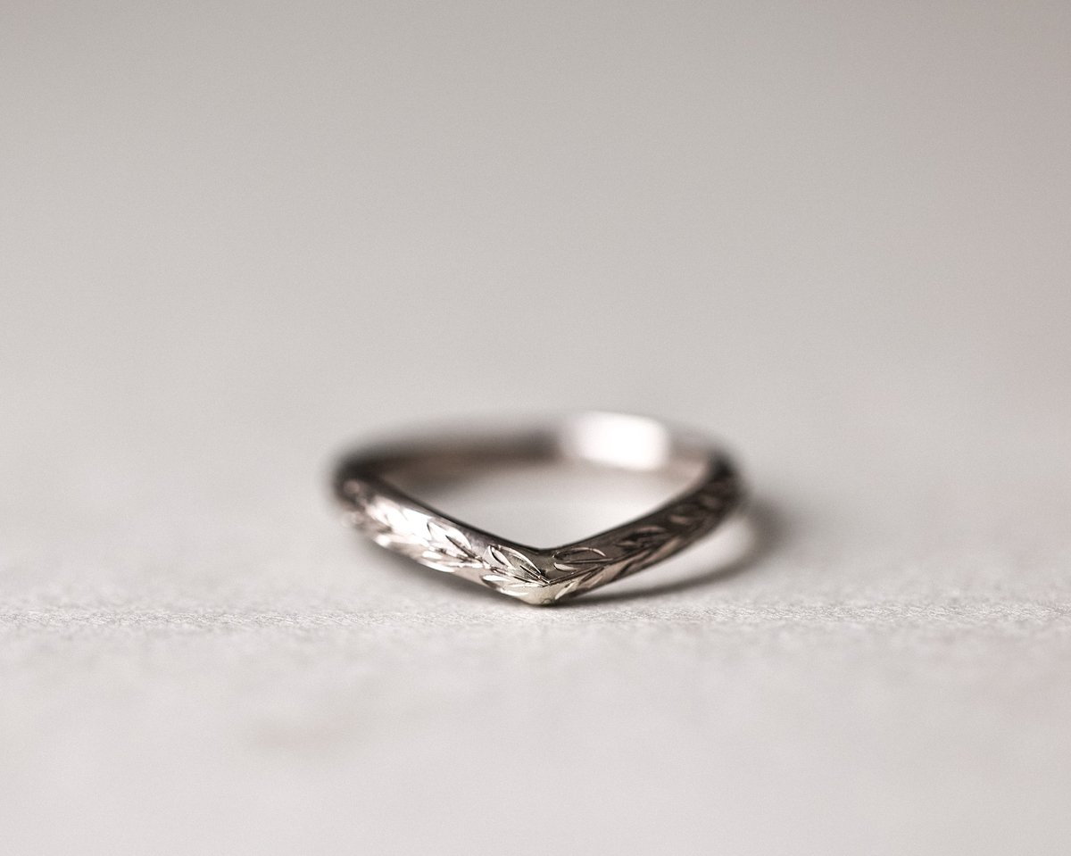 Image of 18ct White gold 2.5mm ‘Olive leaf’ engraved Wishbone ring