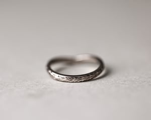 Image of 18ct White gold 2.5mm ‘Olive leaf’ engraved Wishbone ring