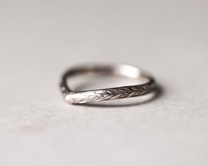 Image of 18ct White gold 2.5mm ‘Olive leaf’ engraved Wishbone ring