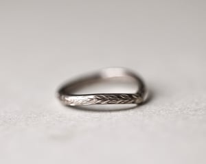 Image of 18ct White gold 2.5mm ‘Olive leaf’ engraved Wishbone ring