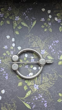 Image 1 of Brosch med detaljer