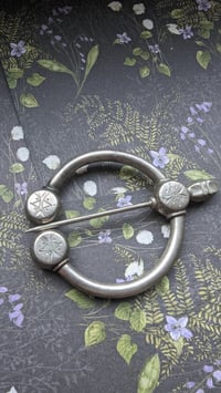 Image 2 of Brosch med detaljer