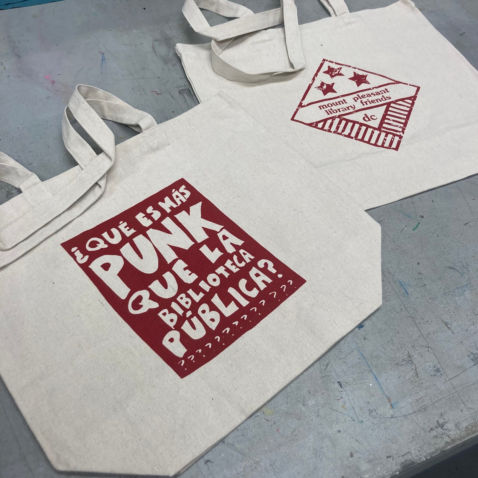 Qué es más punk que la biblioteca pública? Totebag | Mount