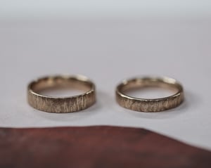 Image of 9ct gold, 5mm, flat court, horn textured ring