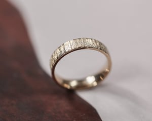 Image of 9ct gold, 5mm, flat court, horn textured ring